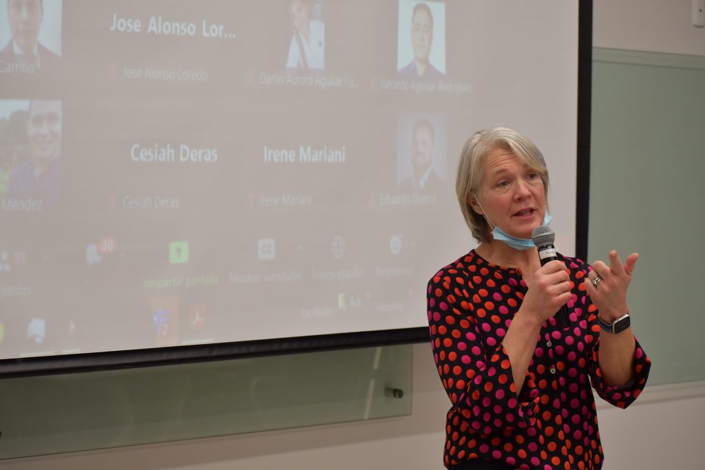 Mary Chandler dando una conferencia a colaboradores de Cummins