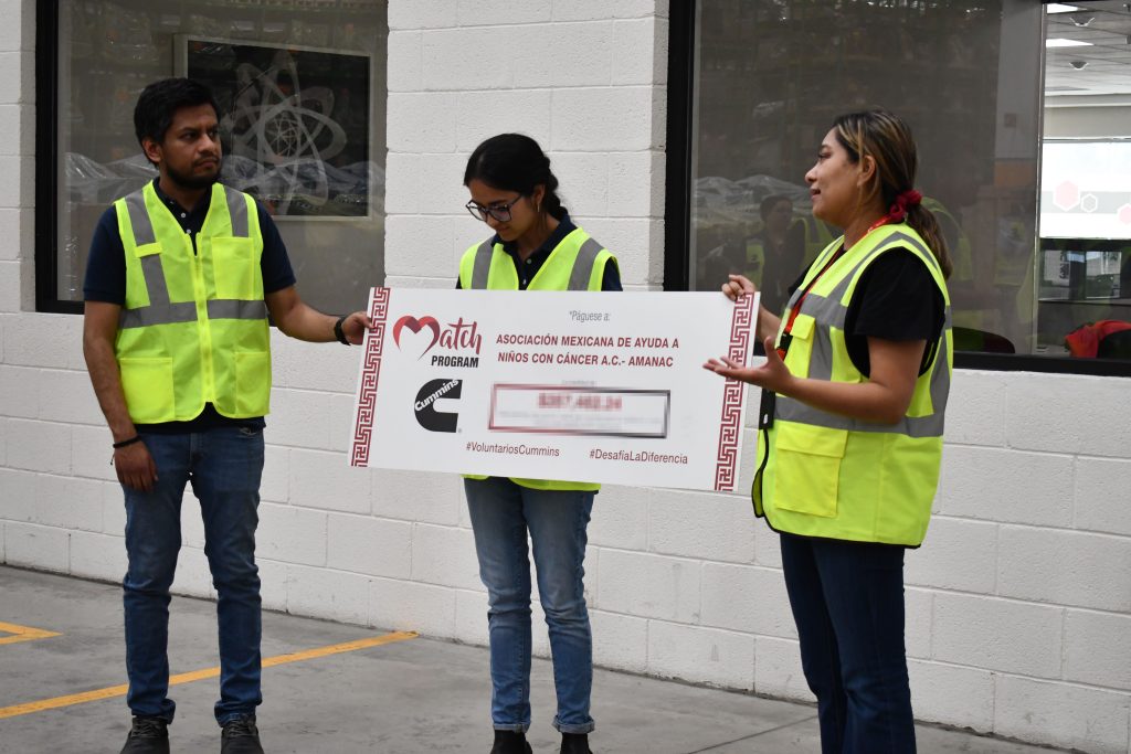 Colaboradores Cummins en entregas de cheques del Match Program