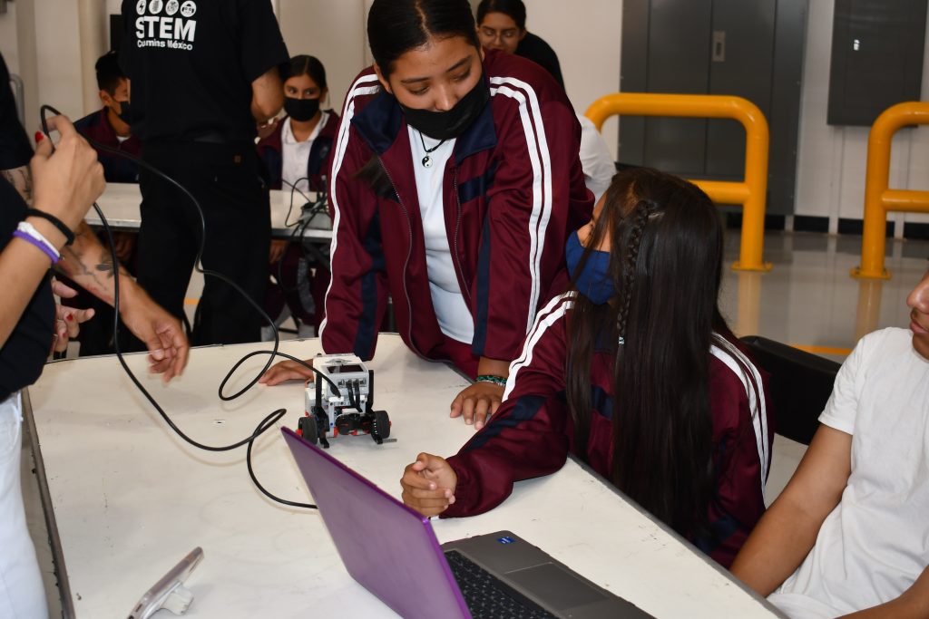 Chicas de preparatoria en actividades STEM