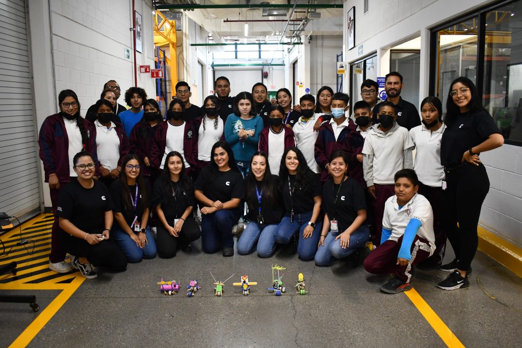 Chicas de preparatoria en actividades STEM