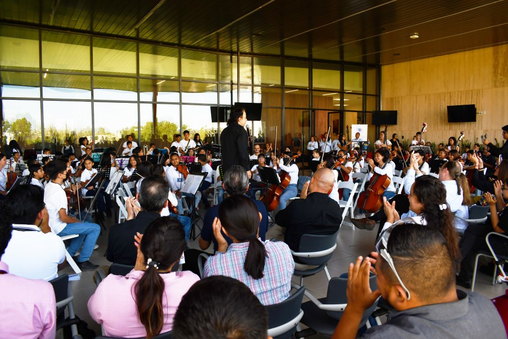 Niños y niñas de la Fundación MUVI en Campus Cummins