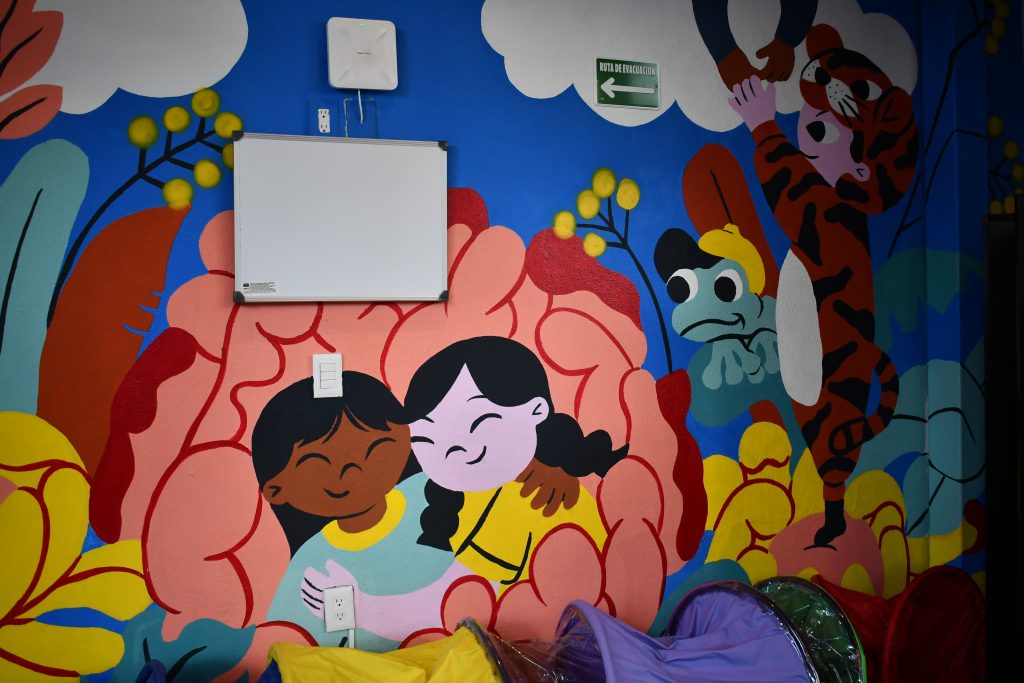 Pintura en la ludoteca en Casa del Migrante