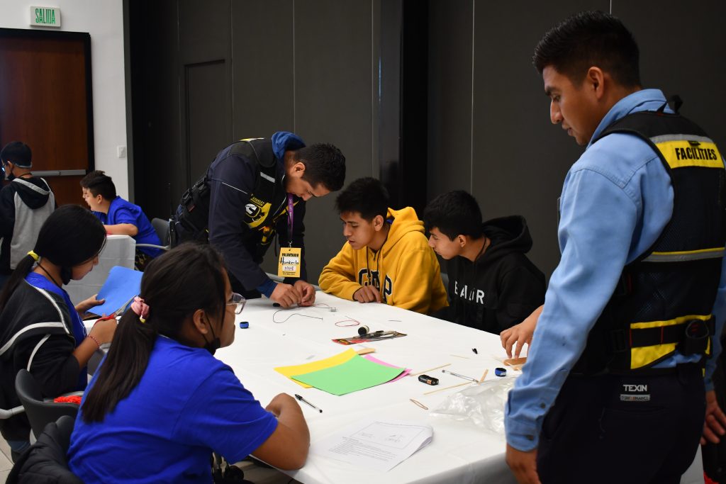 Niñas y niños realizando actividades STEM