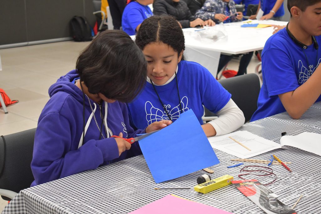 Niñas realizando actividades STEM en las instalaciones del Campus Cummins