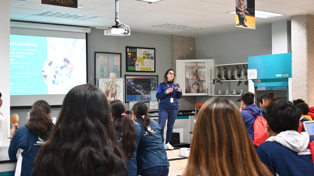 Alumnos de preparatoria en talleres STEM