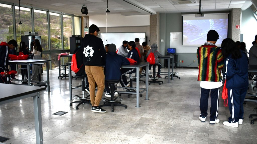 Alumnos de preparatoria en talleres STEM