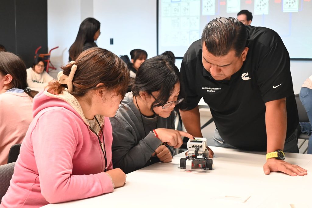 Voluntario Cummins guiando actividades STEM