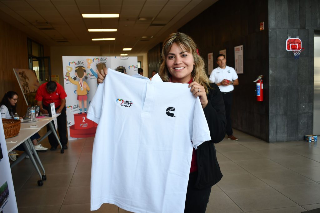 Colaboradora Cummins con playera del Match Program