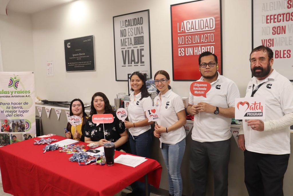 Voluntarios Cummins de Ciudad Juárez en activación de campaña Match