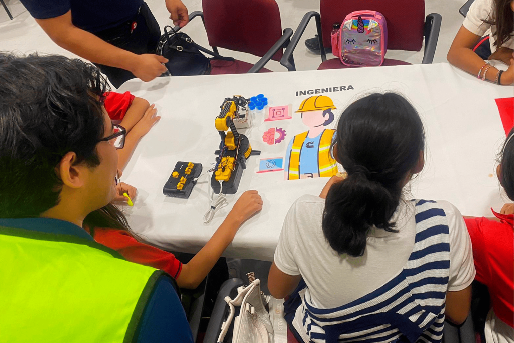 Voluntario Cummins con una chica de preparatoria en actividades STEM