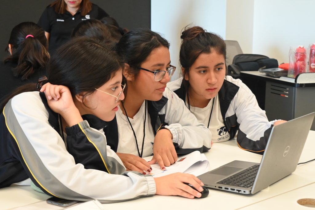 Chicas de preparatoria haciendo actividades STEM