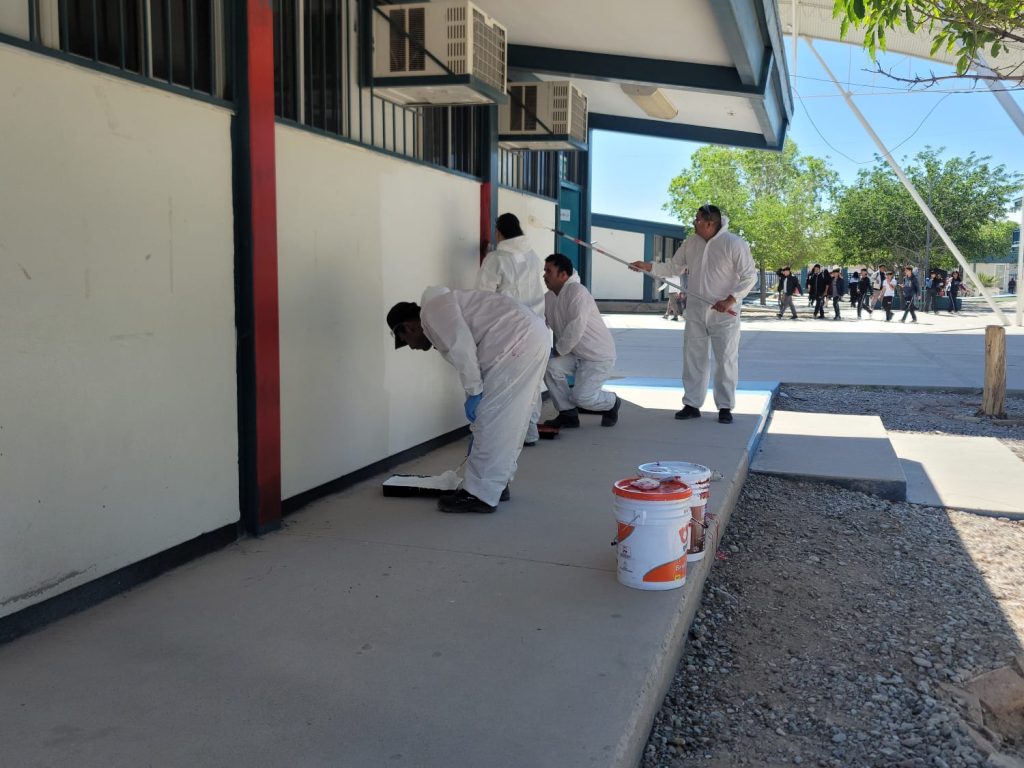 Voluntarios en Ciudad Juárez pintando instalaciones